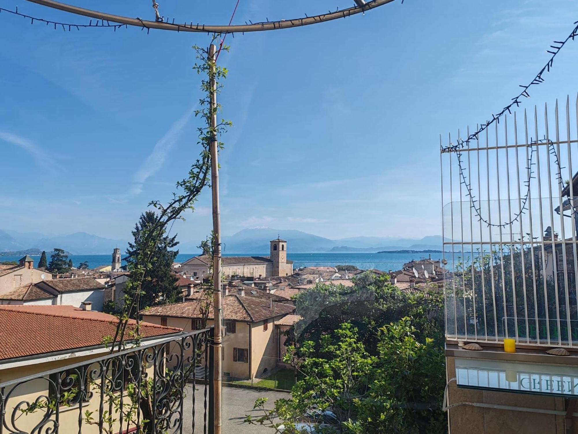 The Queen Tower Desenzano del Garda Exterior photo